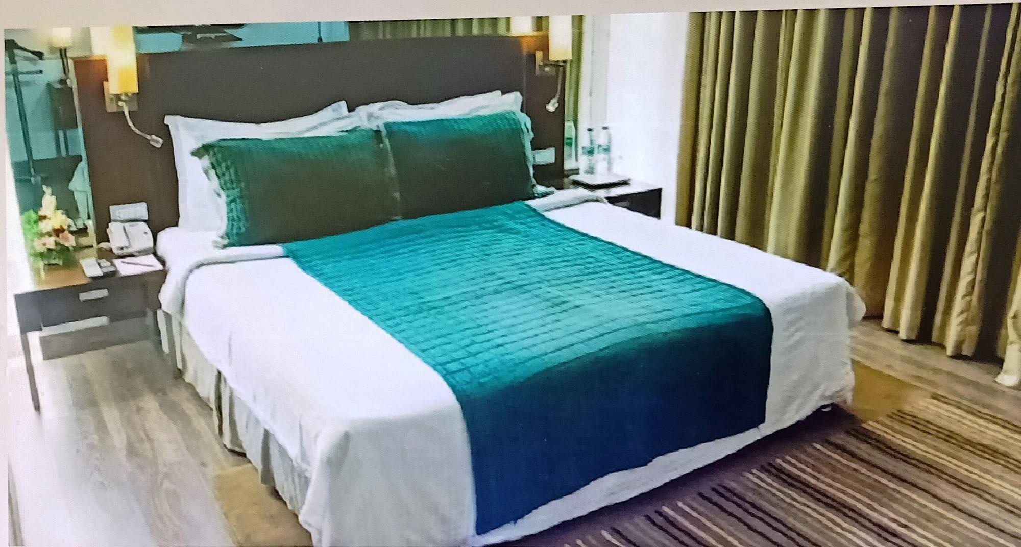 St Laurn Koregaon Park بونة المظهر الخارجي الصورة